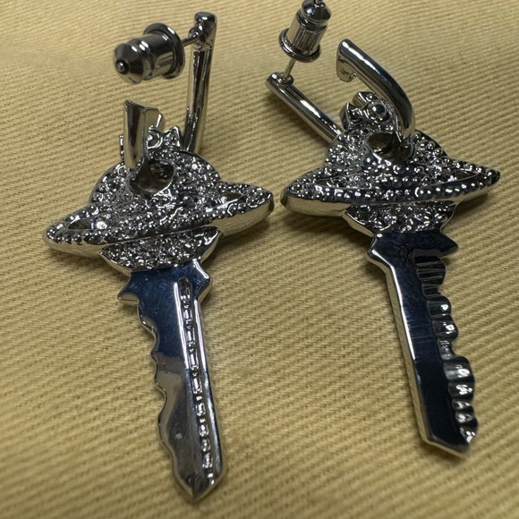 Vivienne Westwood Key Earring - Picture 4 of 4
